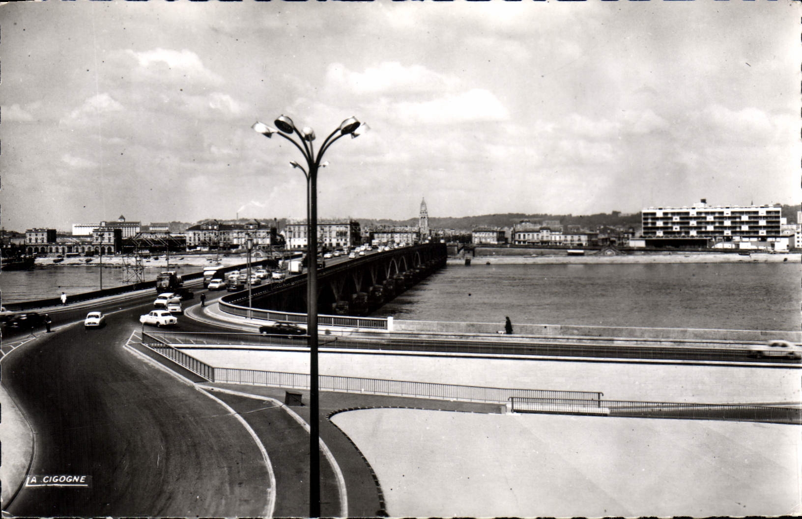 CPM Bordeaux L'Entree du Pont de Pierre