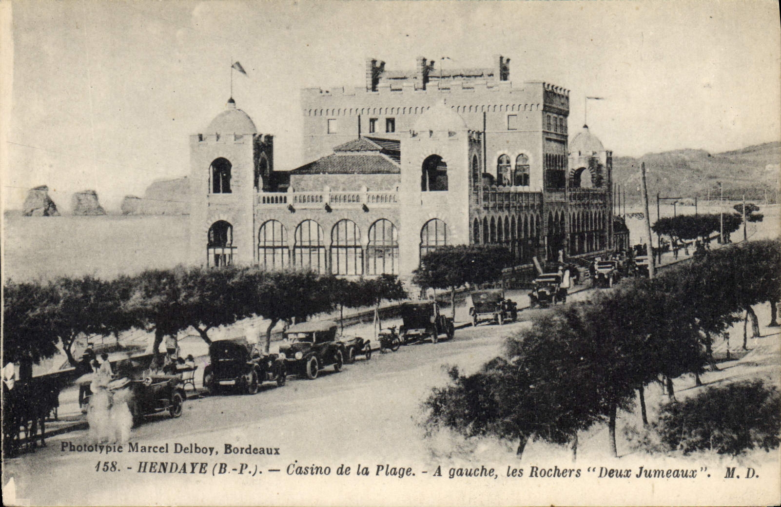 CPA Hendaye Casino de la Plage A gauche les Roches deux jumeaux