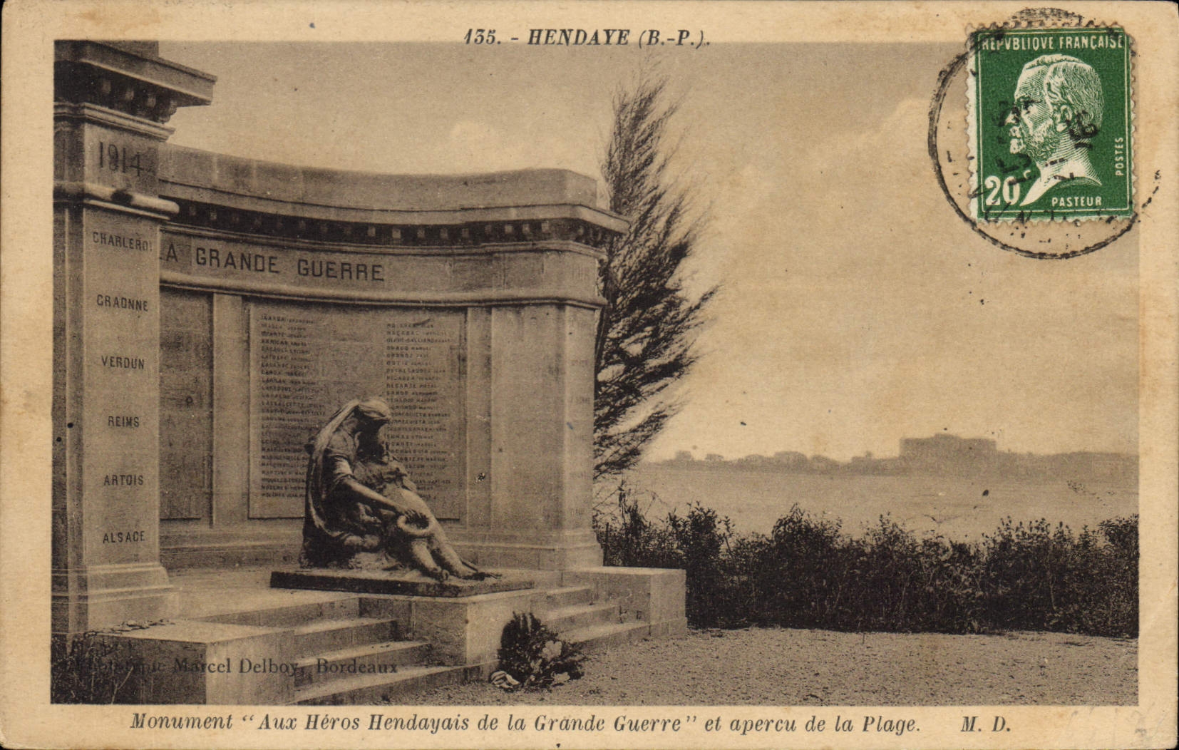 CPA Hendaye Monument Aux Heros Hendayais de la Grande Guerre et apercu de la Plage