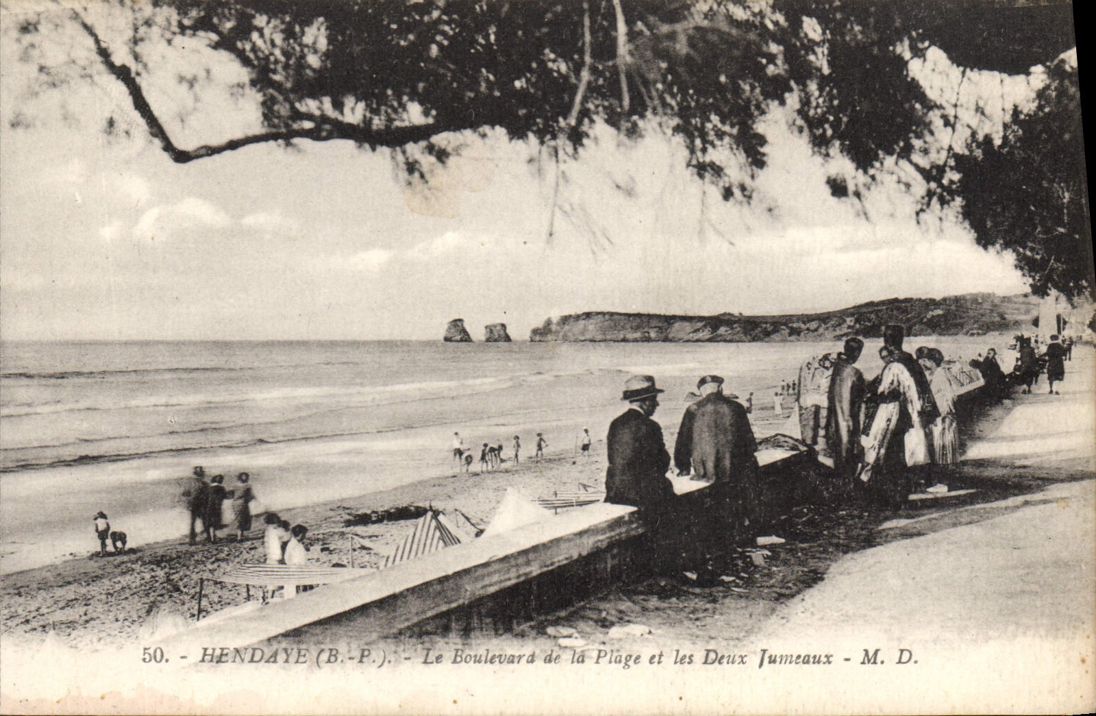 CPA Hendaye Le Boulevard de la Plage et les Deux jumeaux