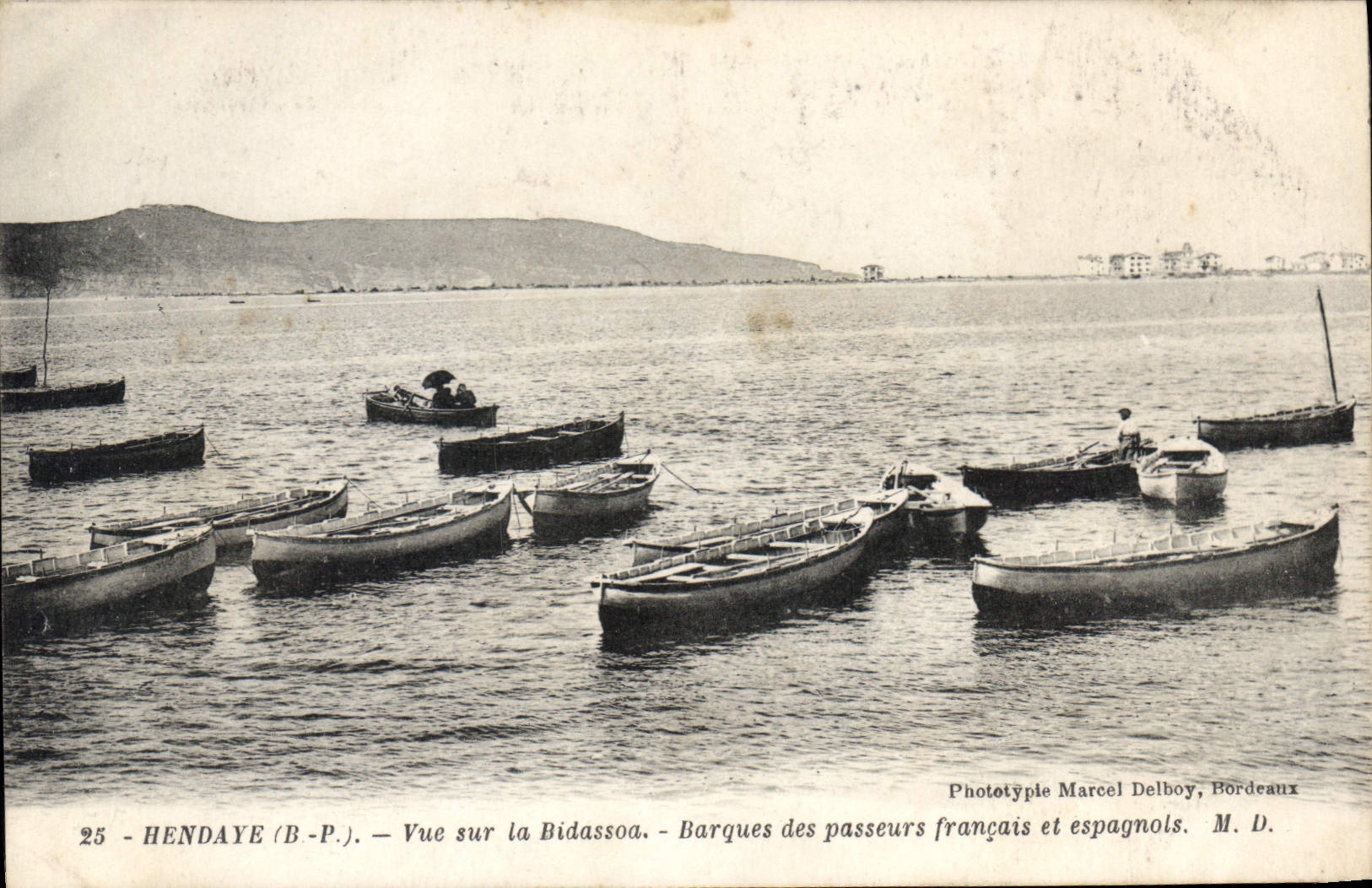 CPA Hendaye Vue sur la Bidassoa Barque des Passeurs francais et espagnols