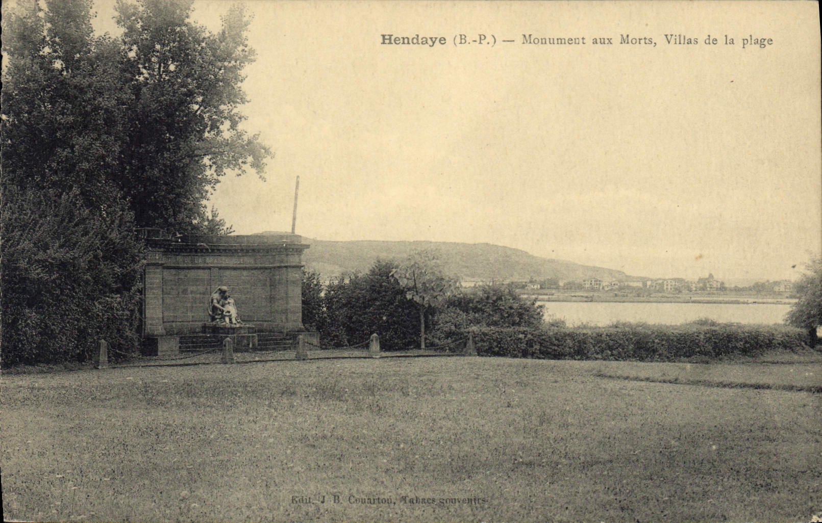 CPA Hendaye Monument aux Morts Villas de la Plage