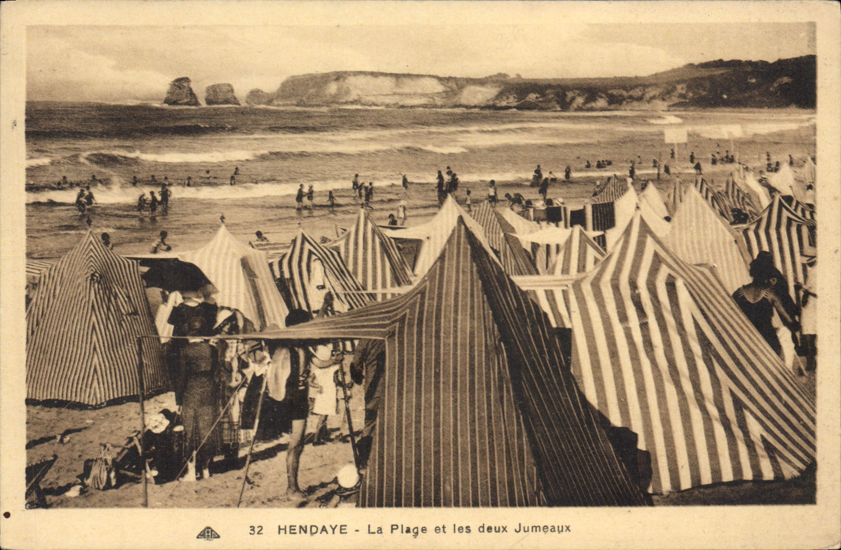 CPA Hendaye La Plage et les deux Jumeaux