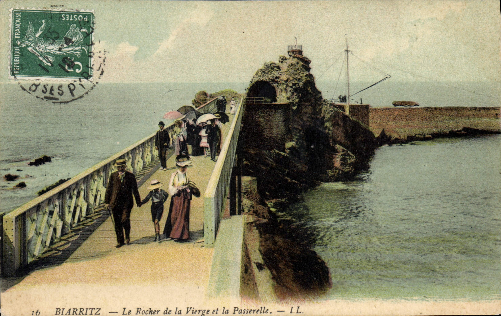 CPA Biarritz Le Rocher de la Vierge et la Passerelle
