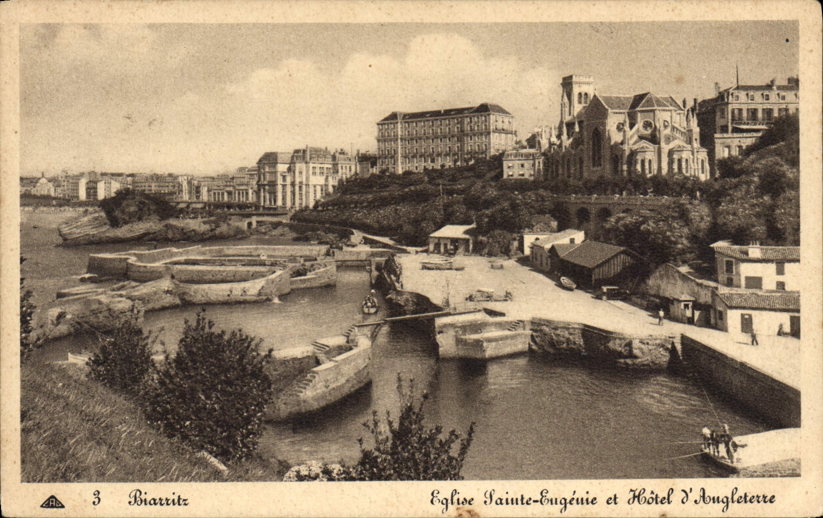 CPA Biarritz Eglise Sainte Eugenie et Hotel d'Angleterre