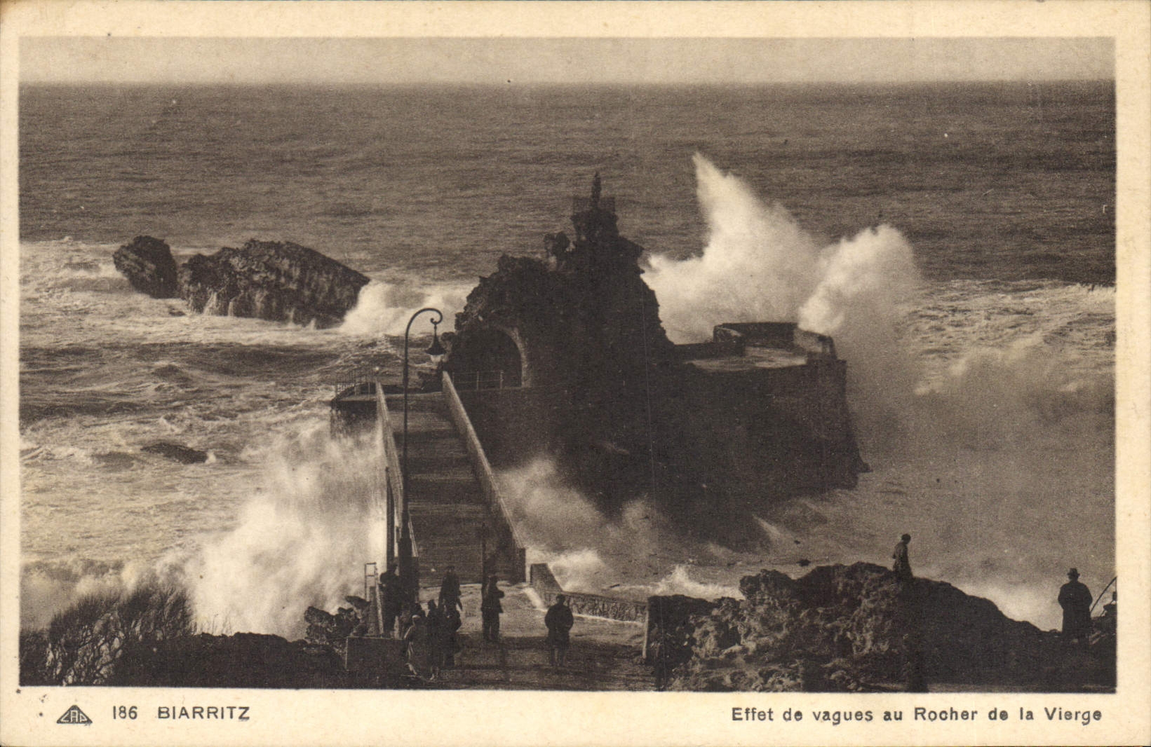 CPA Biarritz Effet de vagues au Rocher de la Vierge