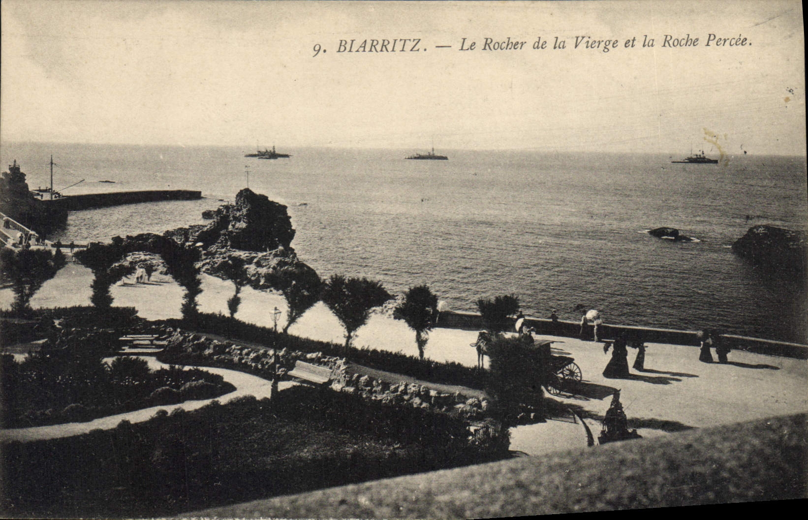 CPA Biarritz Le Rocher de la Vierge et le Roche Percee