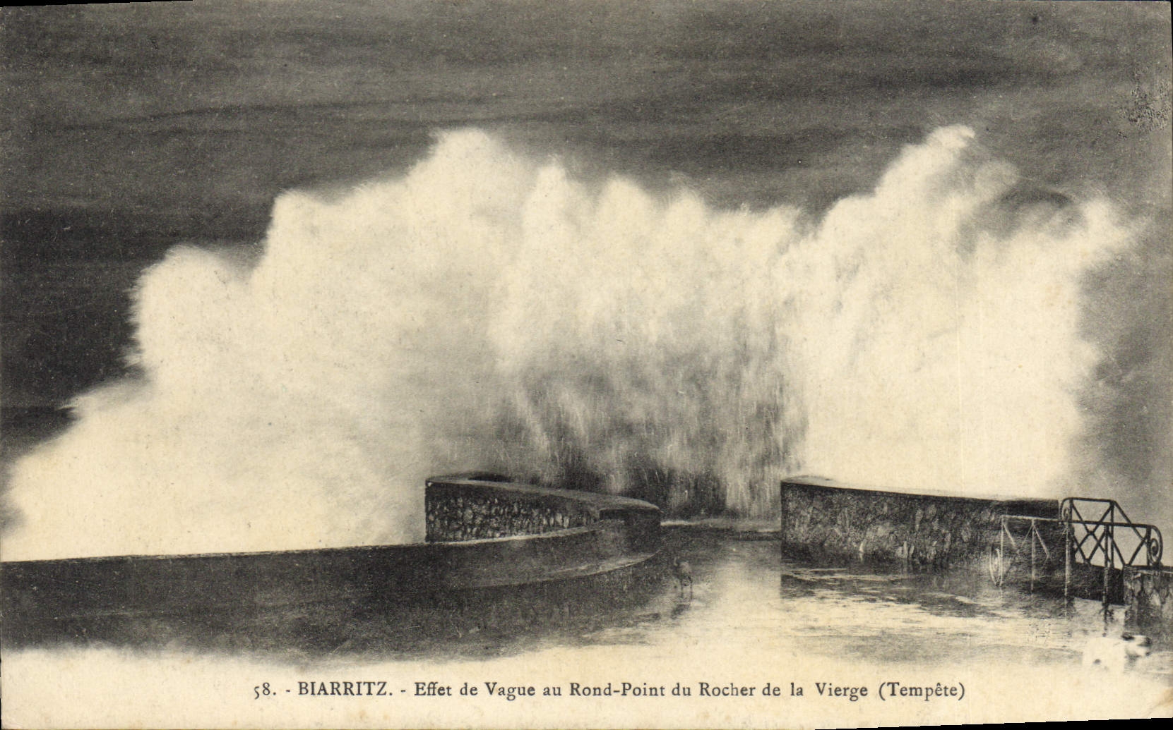 CPA Biarritz Effet de Vague au Rond Point du Rocher de la Vierge (Tempete)