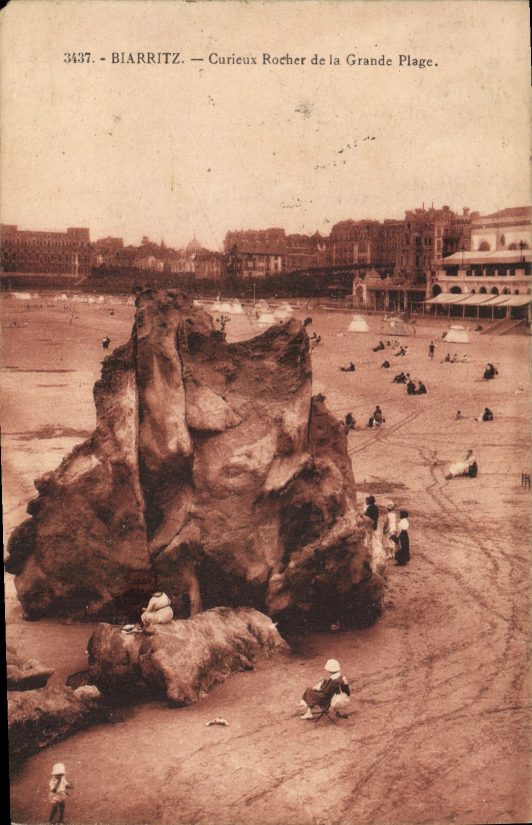 CPA Biarritz Curieux de la Grande Plage