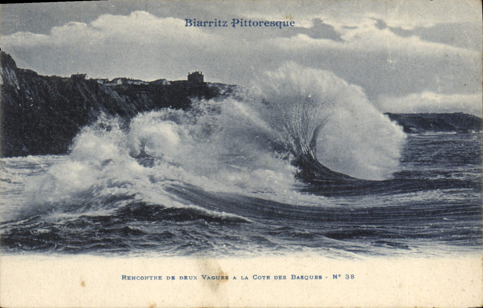 CPA Biarritz Pittoresque Rencontre de deux Vagues a la Cote Des Basques