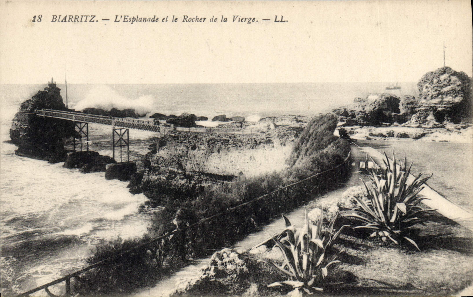 CPA Biarritz L'Esplanade et le Rocher de la Vierge