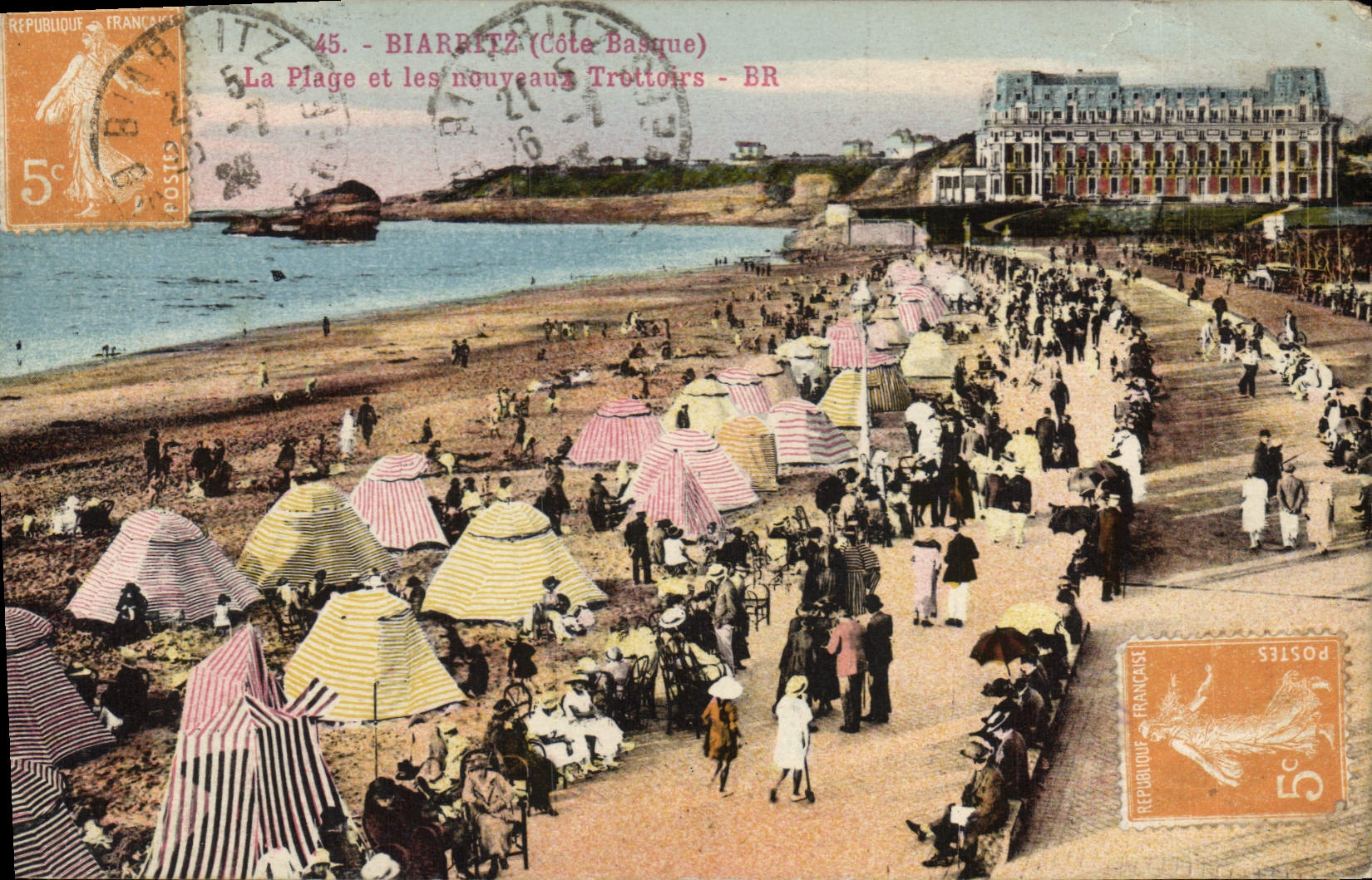 CPA Biarritz (Cote Basque) La Plage et les nouveaux Trotoirs