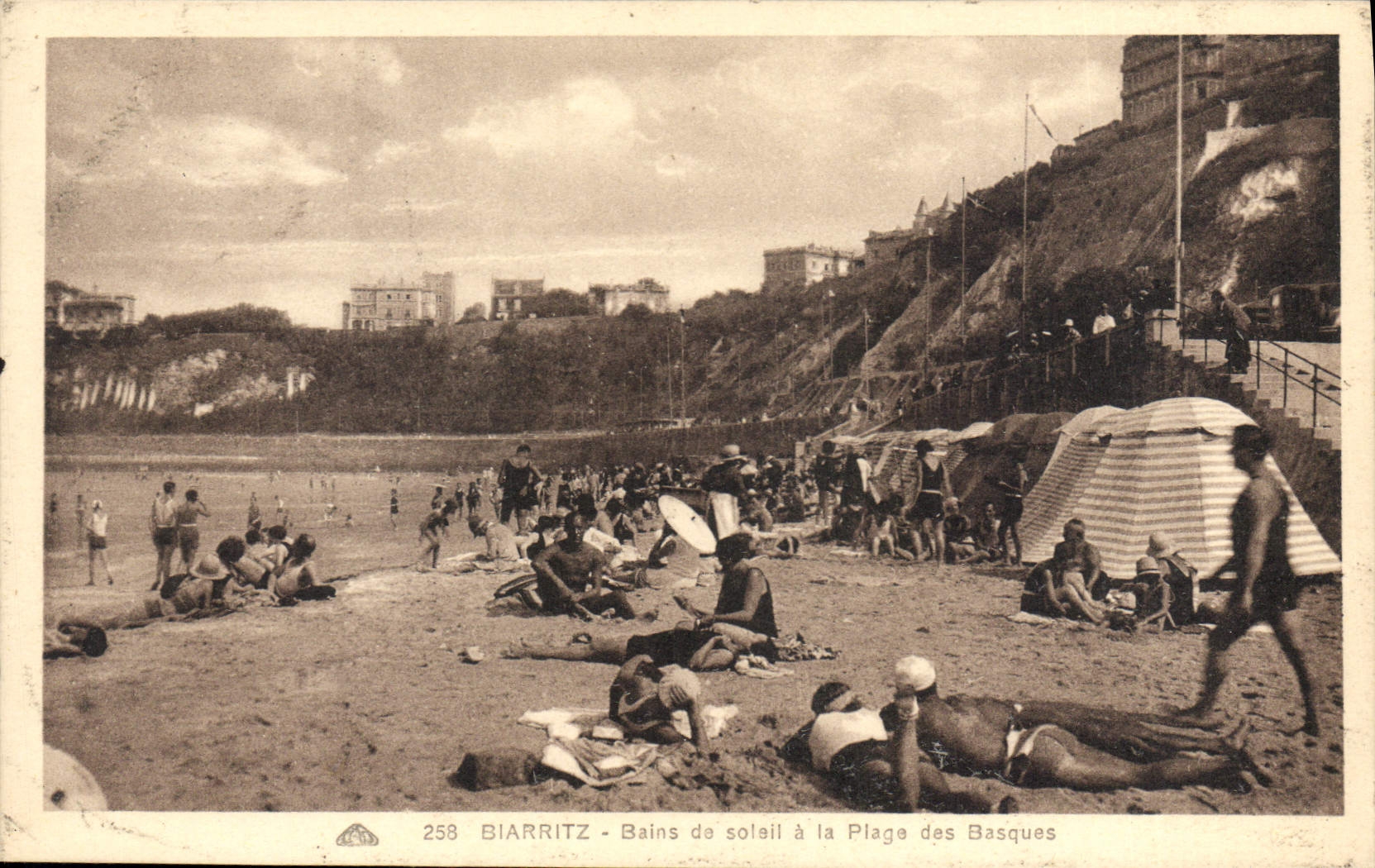 CPA Biarritz Bains de Soleil a la Plage des Basques