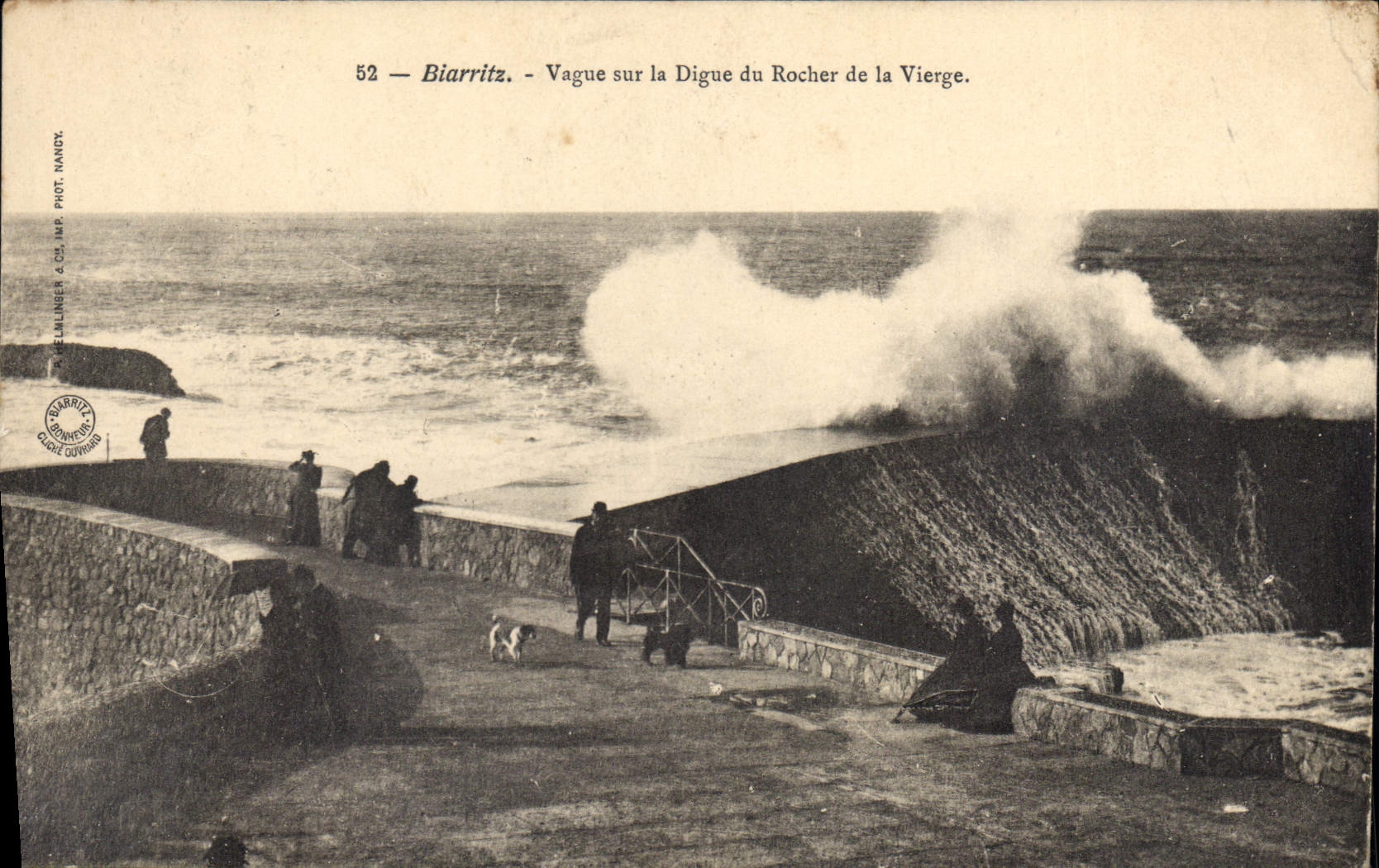 CPA Biarritz Vague sur la Digue du Rocher de la Vierge