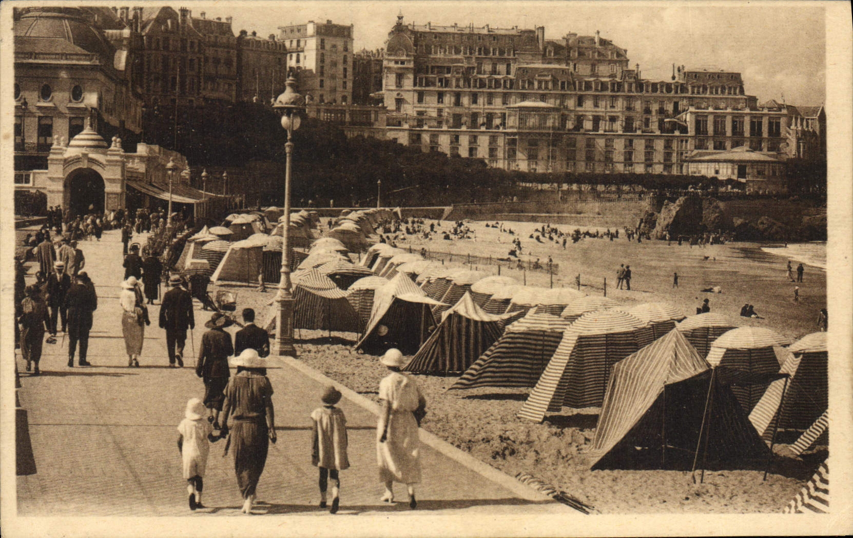 CPA Biarritz La Grande Plage et le Casino Bellevue