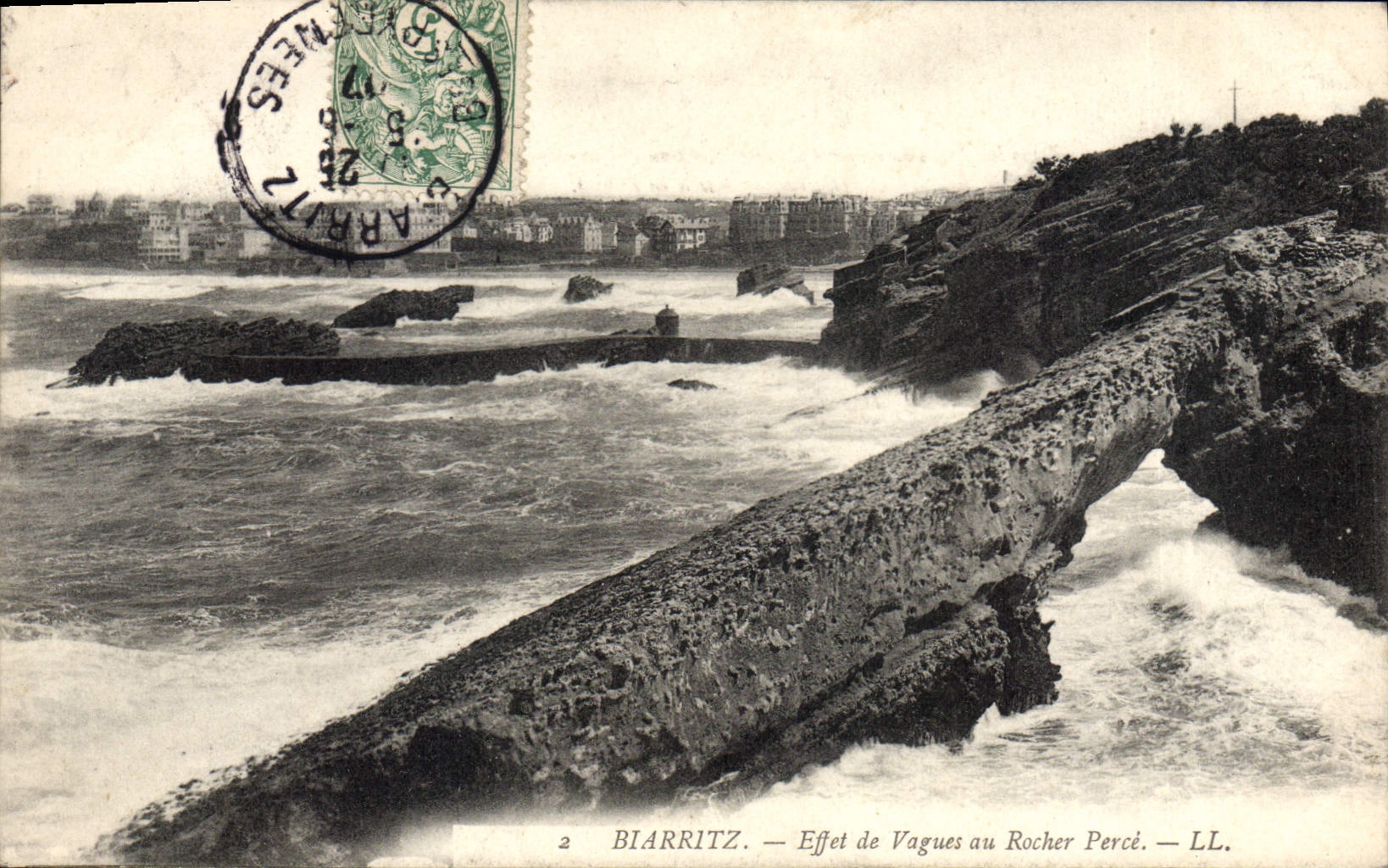 CPA Biarritz Effet de Vague au Rocher Perce