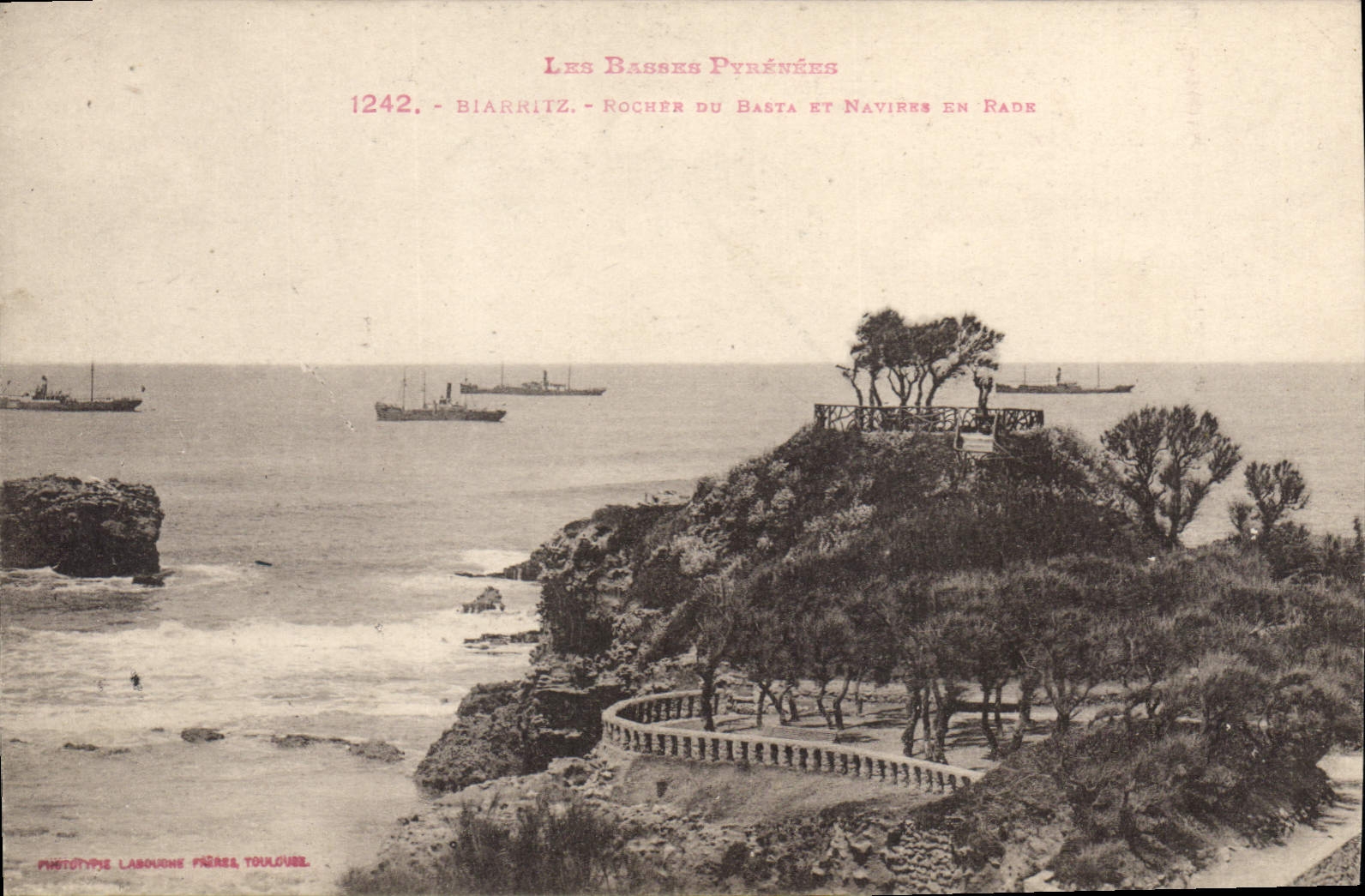 CPA Biarritz Les Basses Pyrenees Rocher du Basta et Navires en Rade