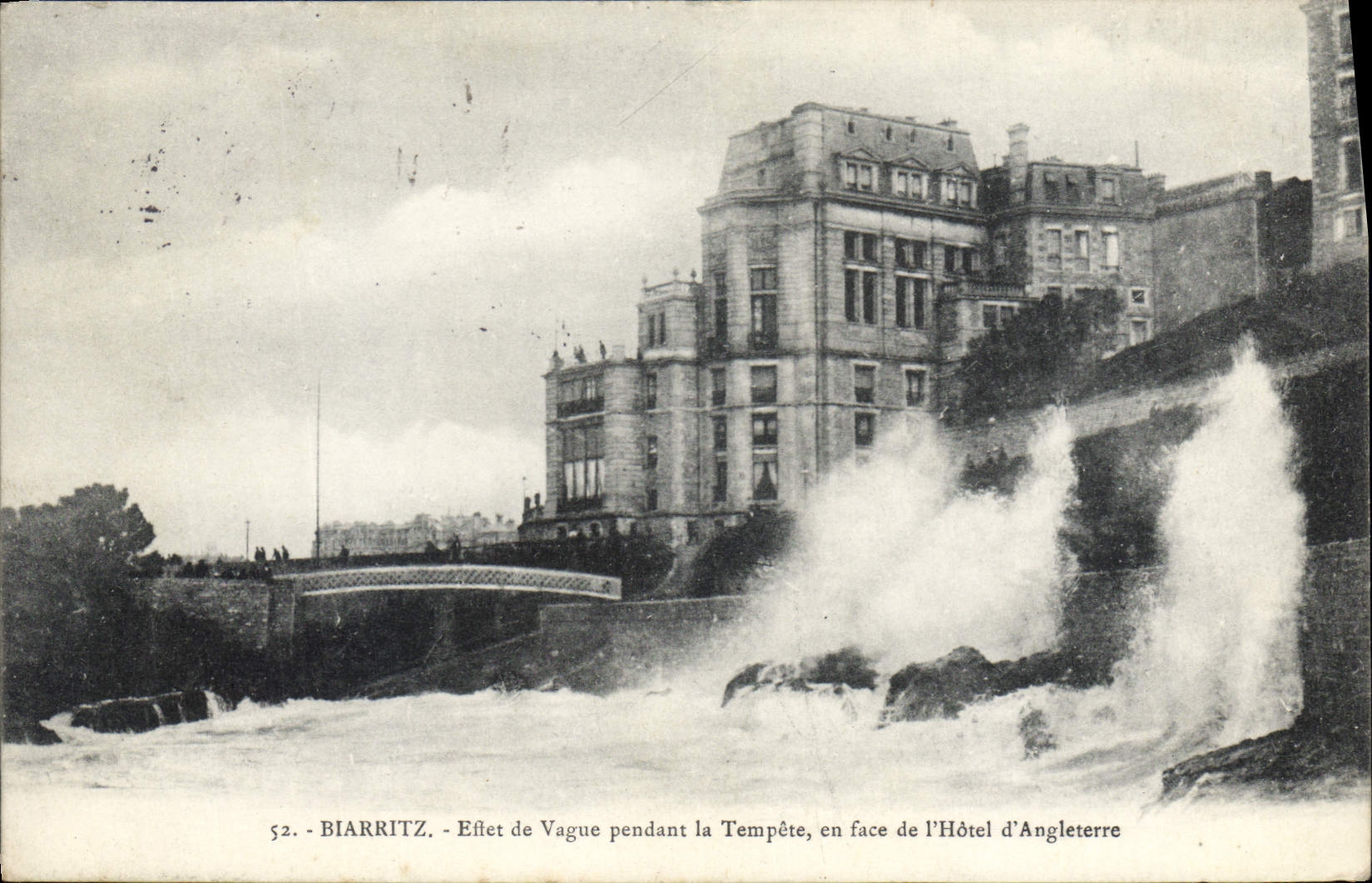 CPA Biarritz Effet de Vague pendant la Tempete en face de l'Hotel d'Angleterre