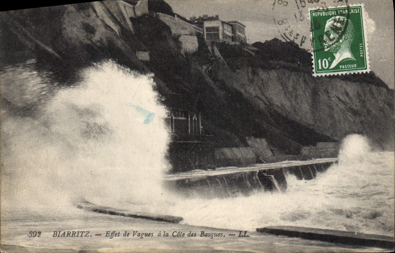 CPA Biarritz Effet de Vague a la cote des Basques