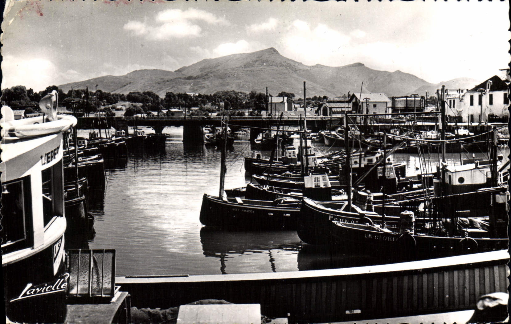 CPM Saint Jean de Luz Le Port au fond la Rhune Bateaux de peche