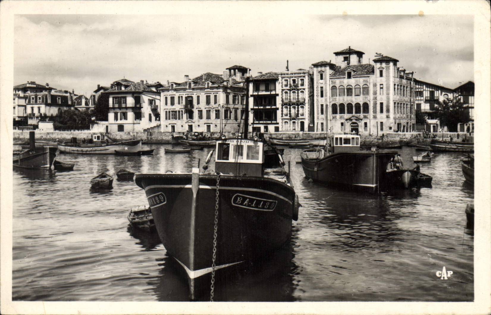CPM Saint Jean de Luz Le Port Basses Pyrenees Bateaux