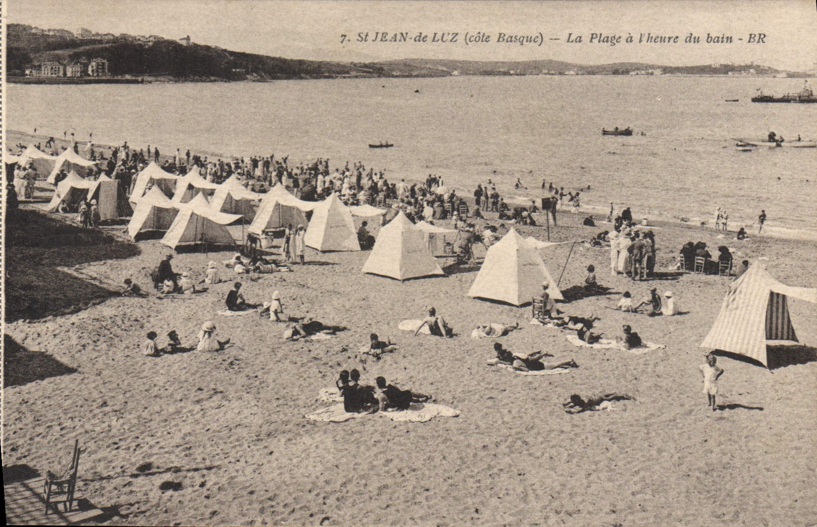 CPA Saint Jean de Luz (cote Basque) La Plage a l'heure du bain