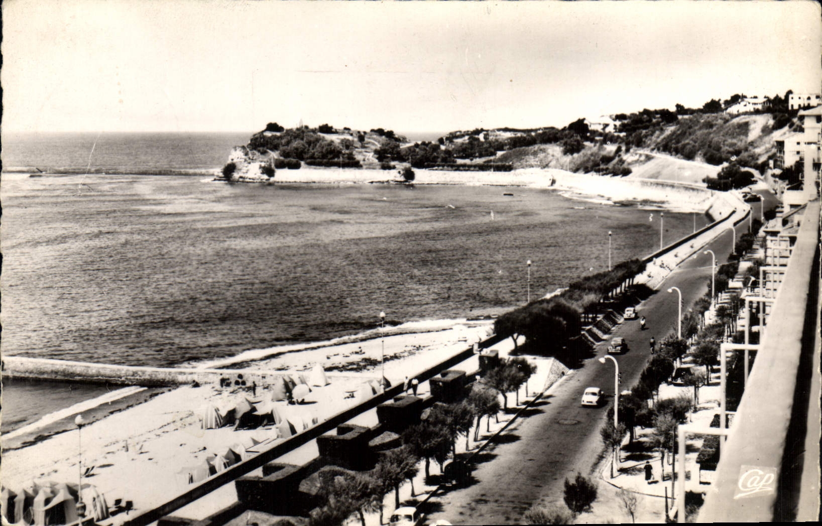 CPM Saint Jean de Luz La Plage et la Pointe Sainte Barbe