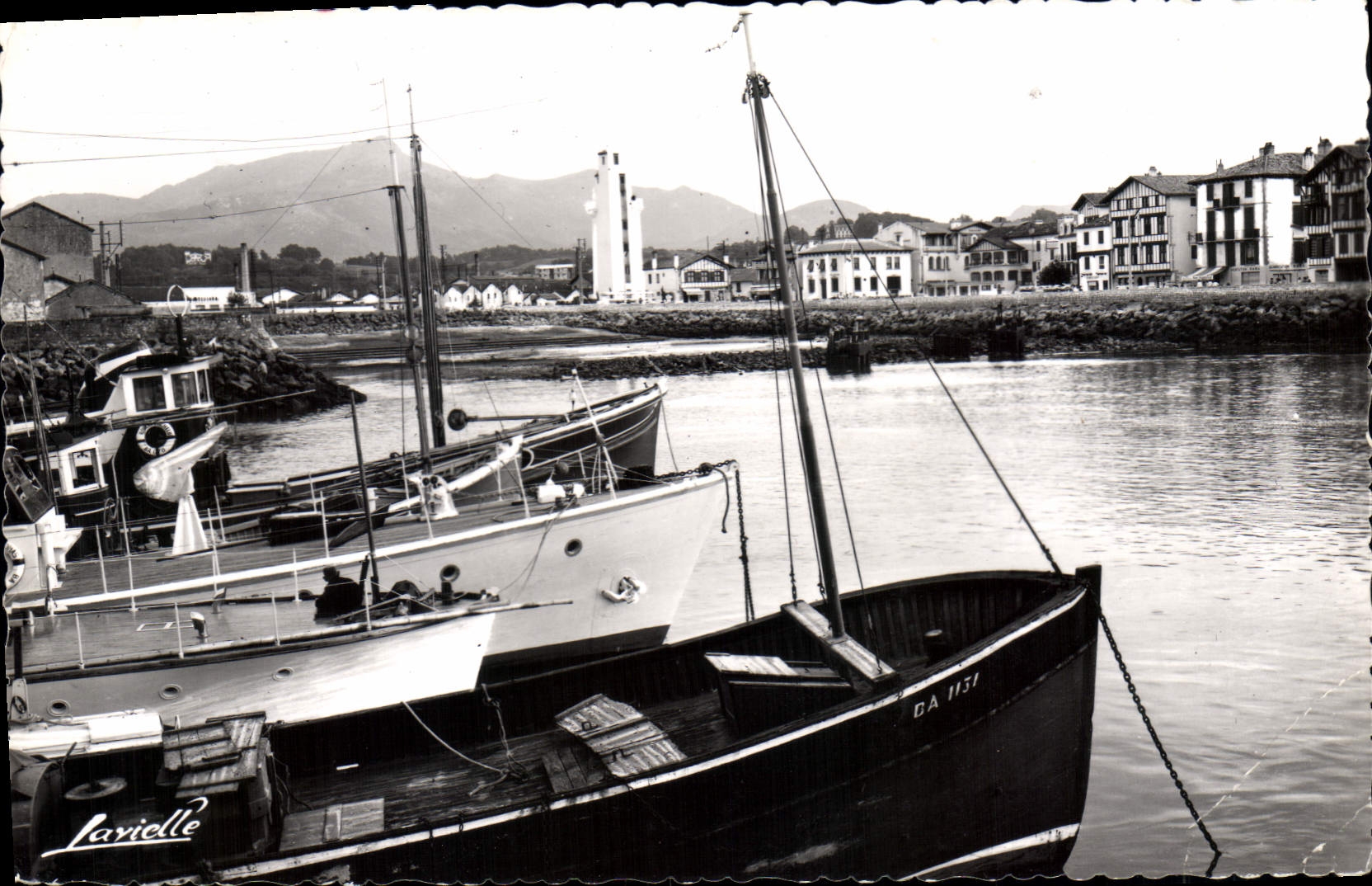 CPM Saint Jean de Luz Le Port au fond le Phare de Ciboure et la Rhune Bateaux