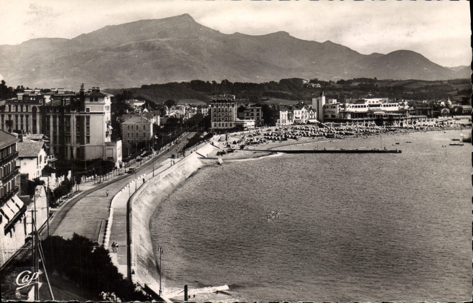CPM Saint Jean de Luz Vue generale de la Plage et la Rhune
