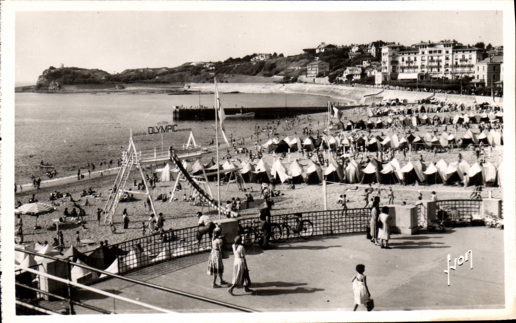 CPM Saint Jean de Luz (Bses Pyr.) La Plage et le Ste Barbe