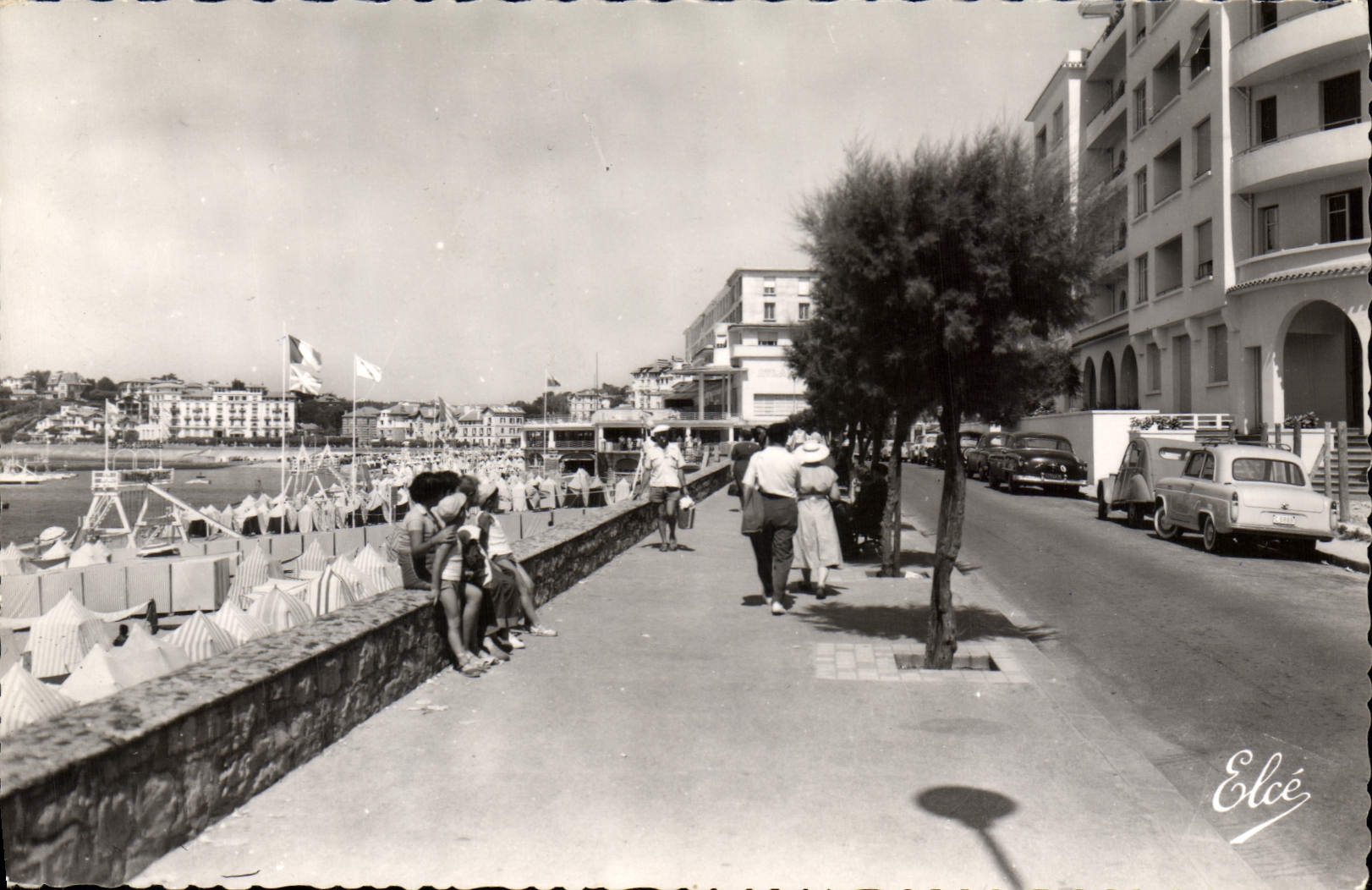 CPM Saint Jean de Luz (Basses Pyrenees) La Promenade et la Plage