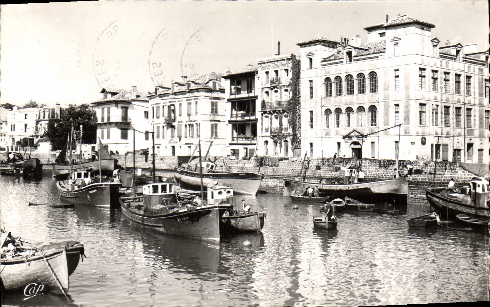 CPM Saint Jean de Luz Le Port et Maison de l'Infante Bateaux