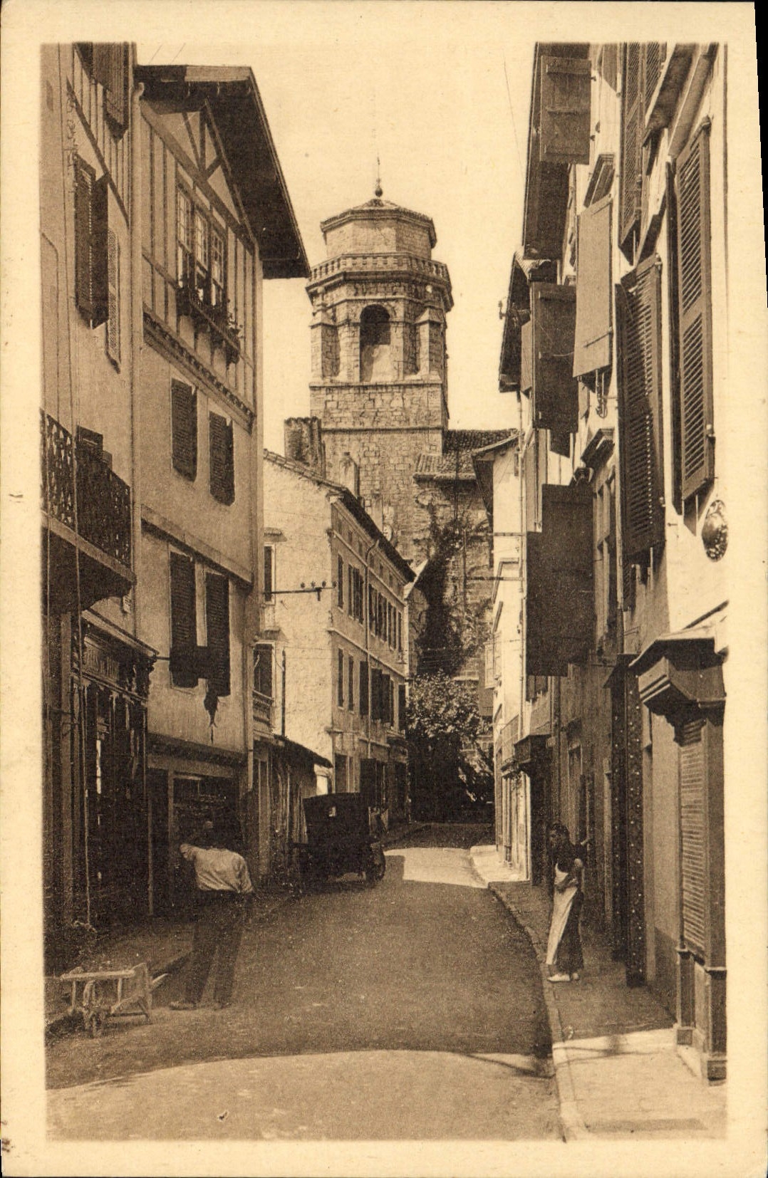 CPA Saint Jean de Luz Rue Saint Jean et le Clocher de l'Eglise