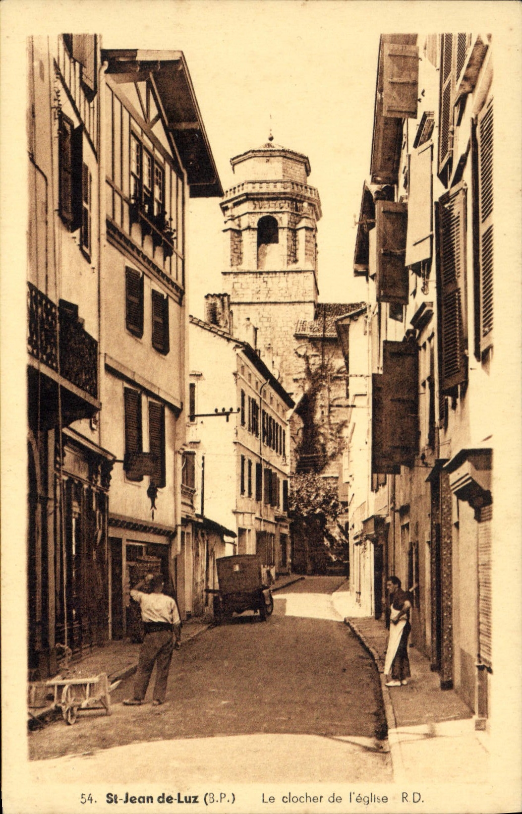 CPA Saint Jean de Luz Rue Saint Jean et le Clocher de l'Eglise