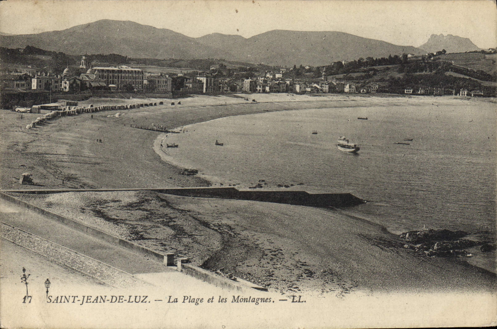 CPA Saint Jean de Luz La Plage et les Montagnes