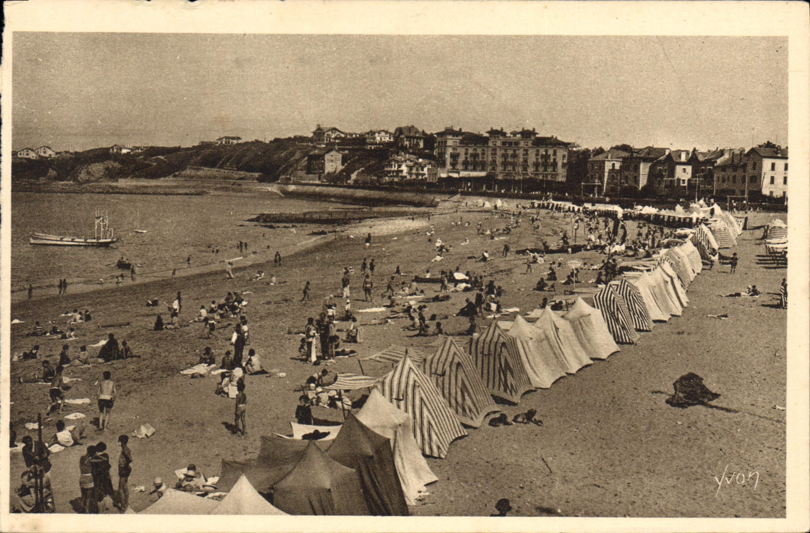 CPA Saint Jean de Luz ( Basses Pyrenees) La Plage et la Pointe Sainte Barbe