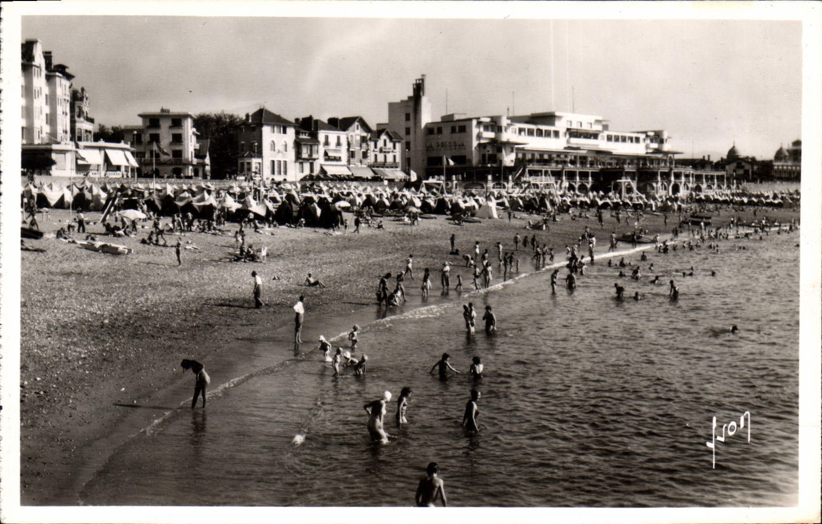 CPM Saint Jean de Luz (Basses Pyr) La Plage et le Pergola