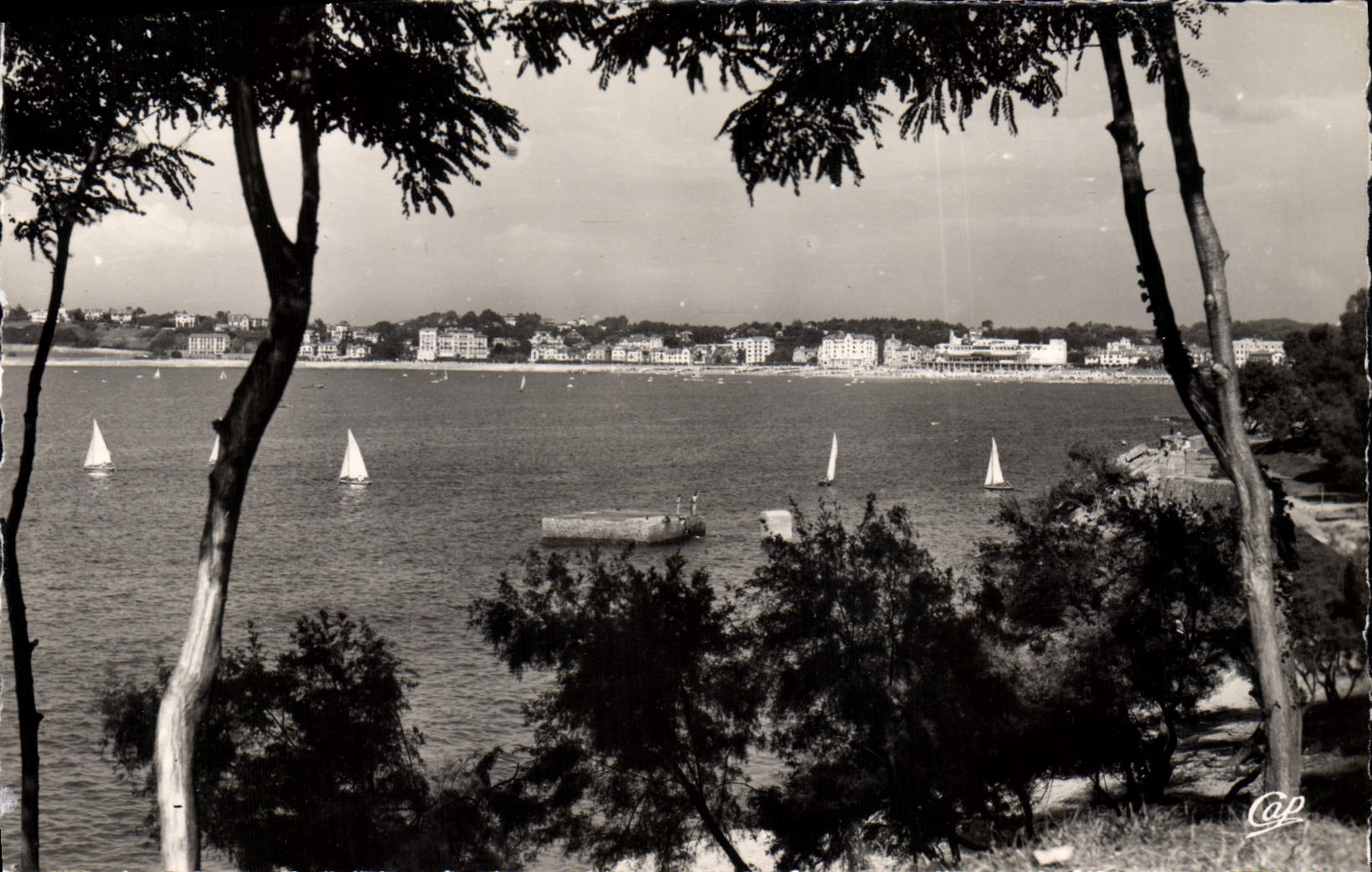 CPM Saint Jean de Luz Vue vers la plage prise de Ciboure