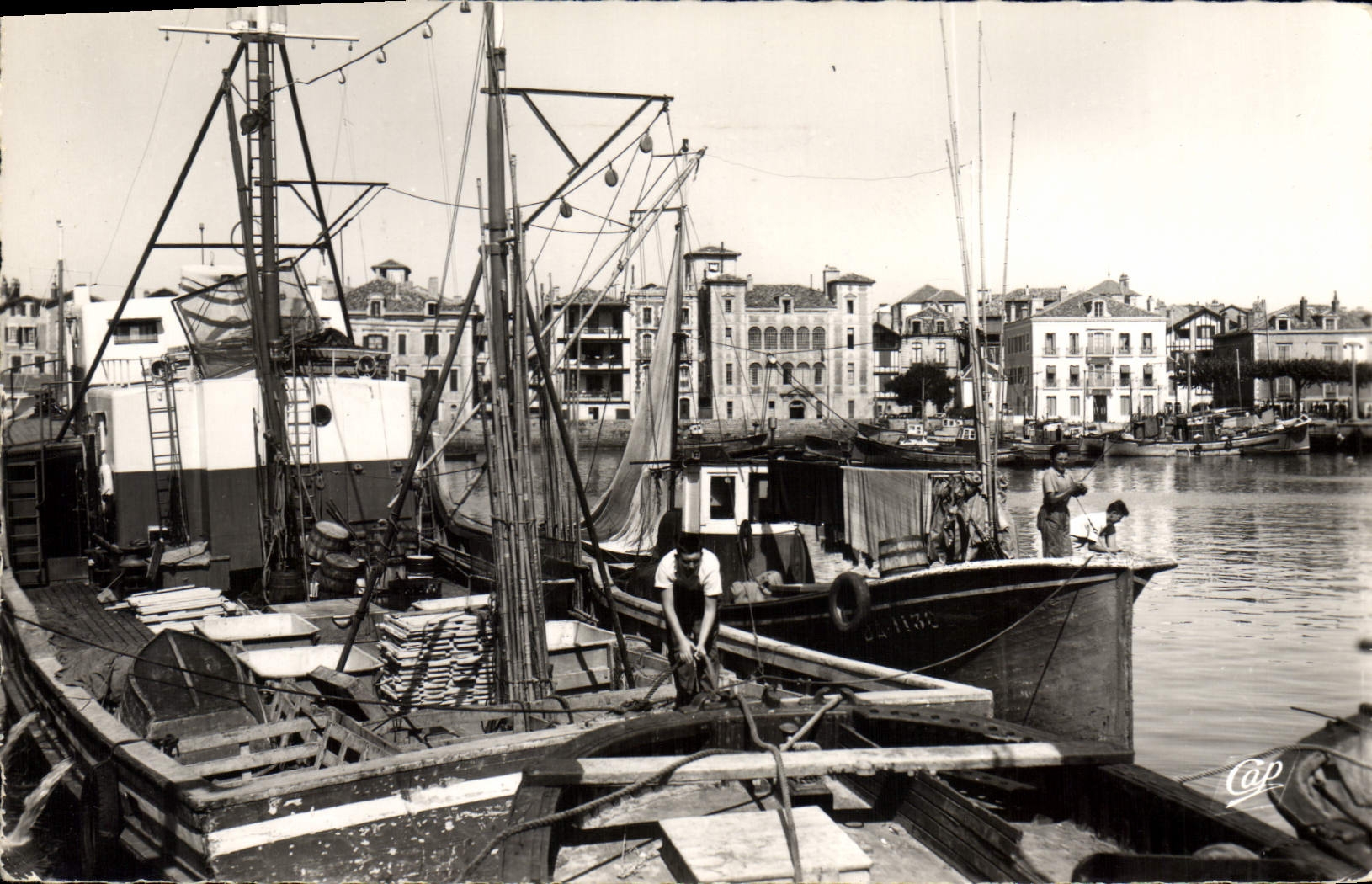 CPM Saint Jean de Luz Le Port et Maison de l'Infante Bateaux de peche