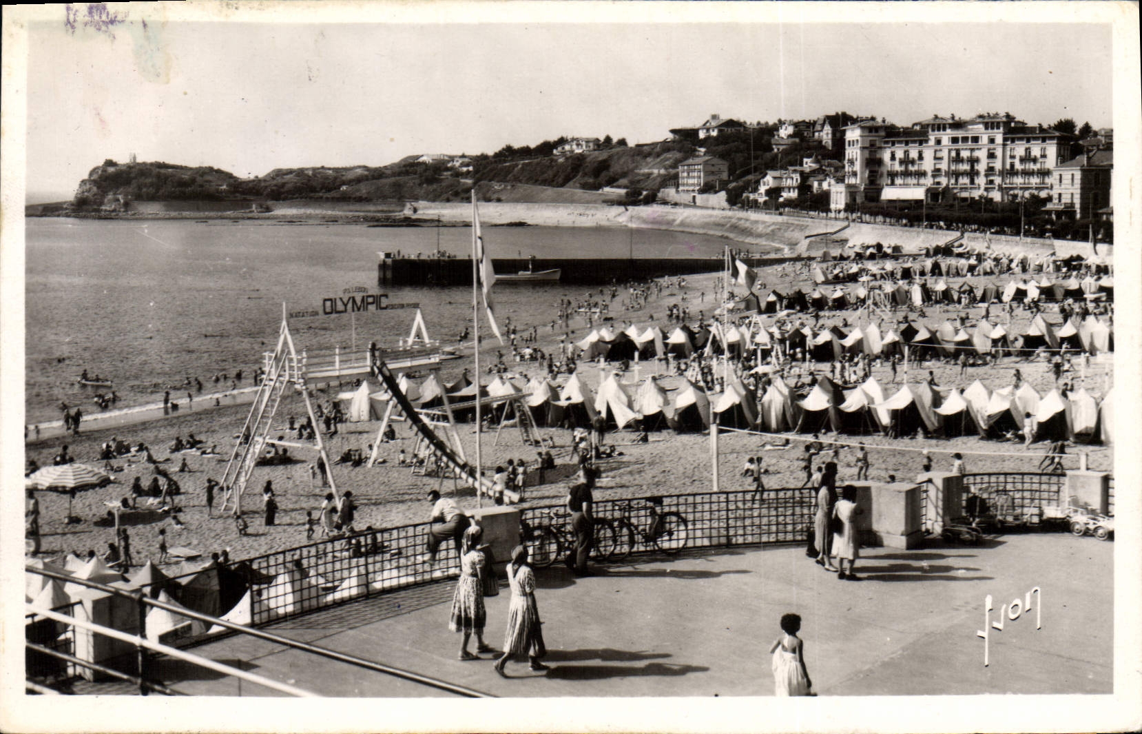 CPM Saint Jean de Luz (Bses Pyr) La Plage et le Ste Barbe