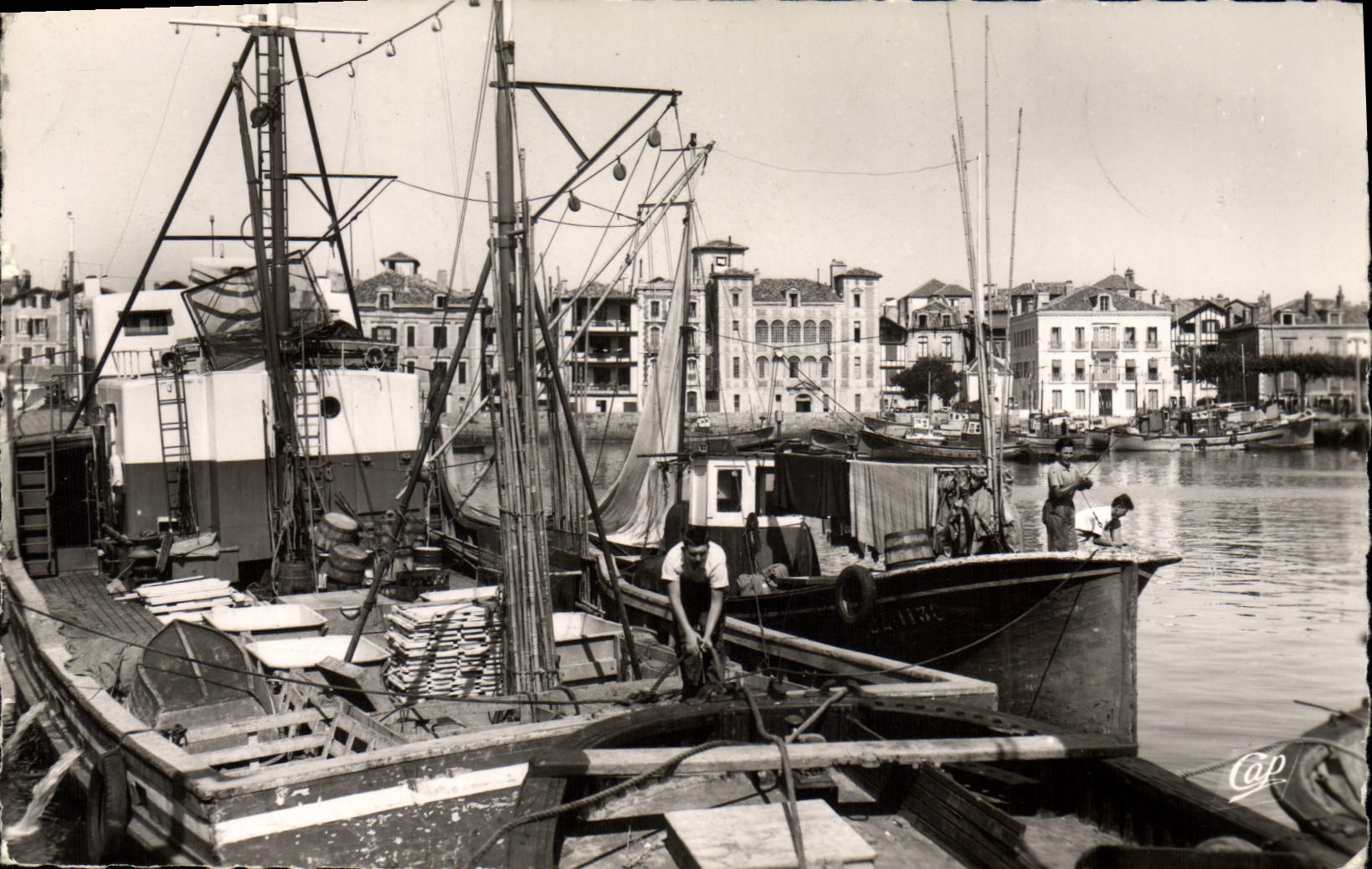 CPM Saint Jean de Luz Port et Maison de l'Infante Bateaux de peche