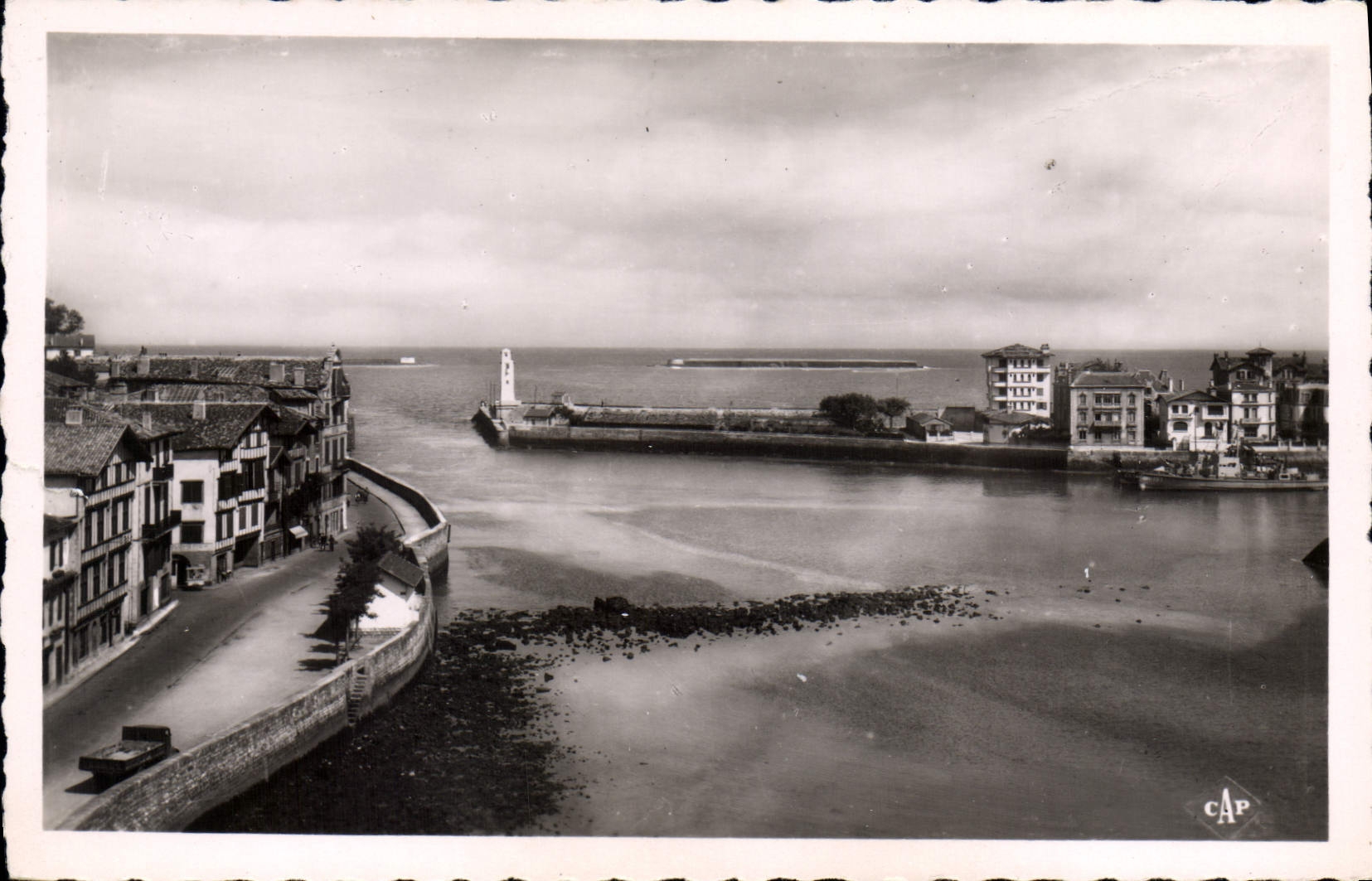 CPM Saint Jean de Luz Ciboure Entree du Port