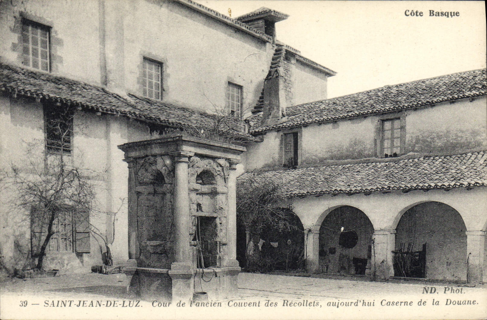 CPA Saint Jean de Luz Cour de l'ancien Couvent des Recoltes aujourd'hui Caserne de la Douane
