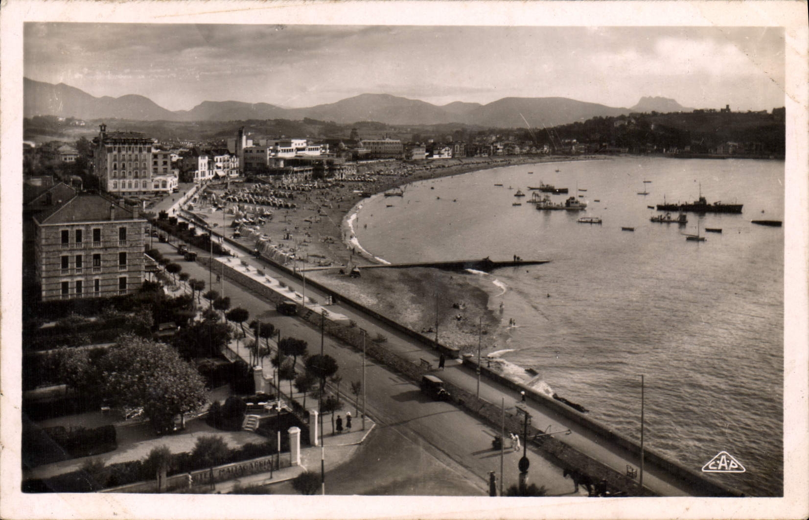 CPm Saint Jean de Luz La Plage et les Montagnes