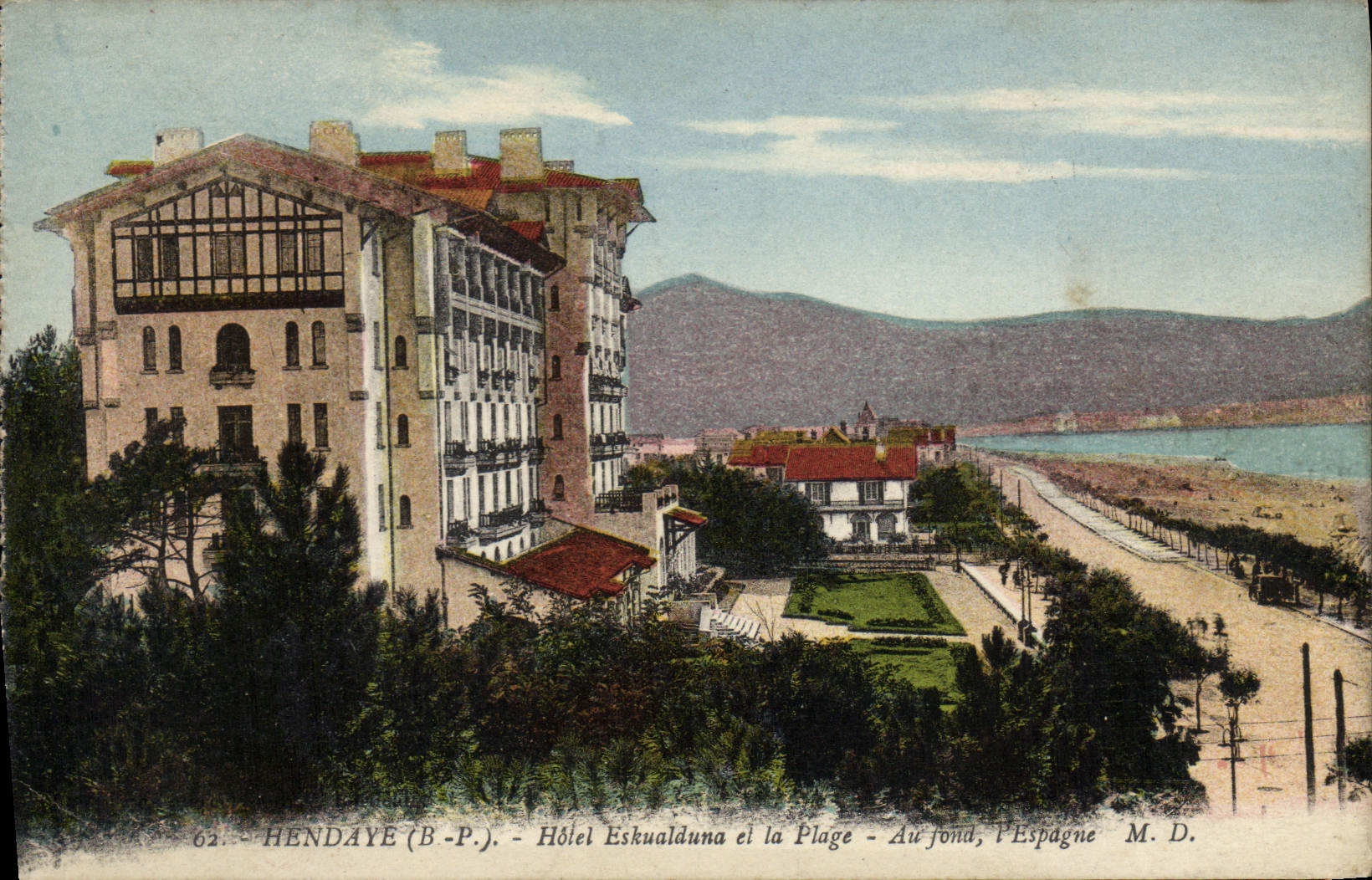 CPA Saint Jean de Luz Hotel Eskualduna et la Plage Au fond l'Espagne