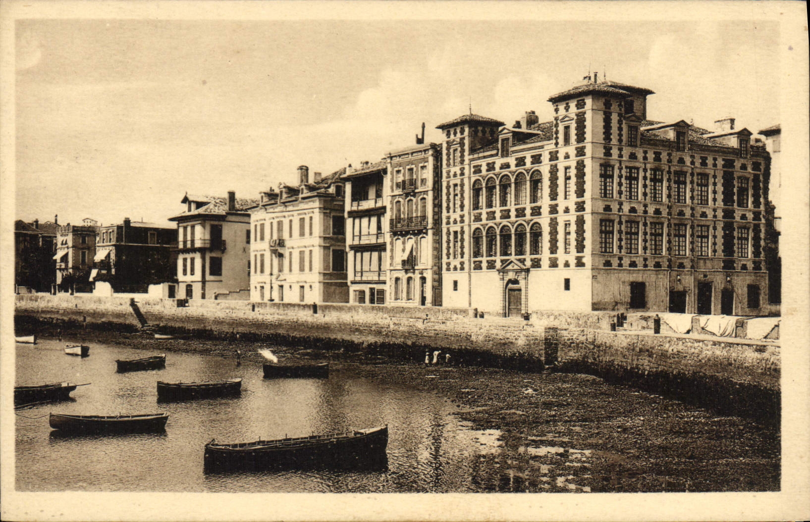 CPA Saint Jean de Luz (Cote Basque) Le Quai et la Maison de l'Infante