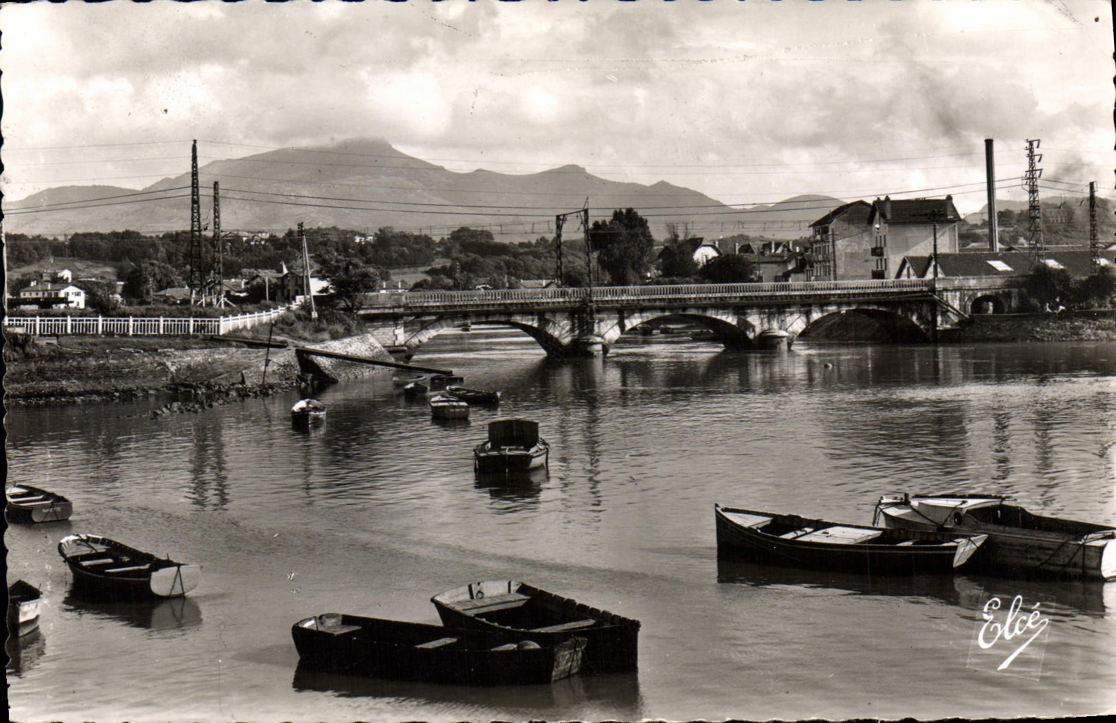 CPM Saint Jean de Luz (Basses Pyrenees) Le Port le Pont de Ciboure et la Rhune Bateaux