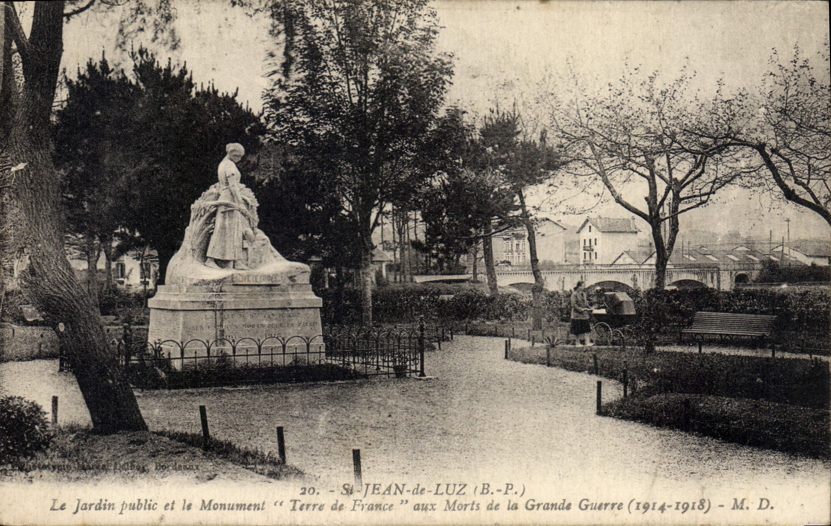 CPA Saint Jean de Luz Le Jardin Public et le Monument Terre de France aux Morts de la Grande Guerre