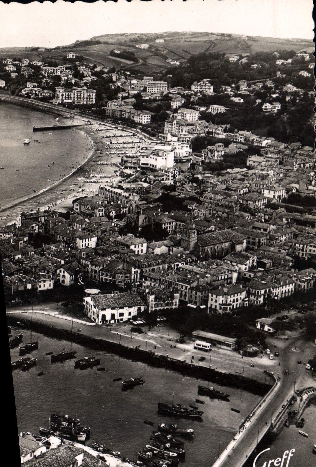 CPM Saint Jean de Luz (B P) En pays basque Vue cerienne Le Port la Ville et la Plage