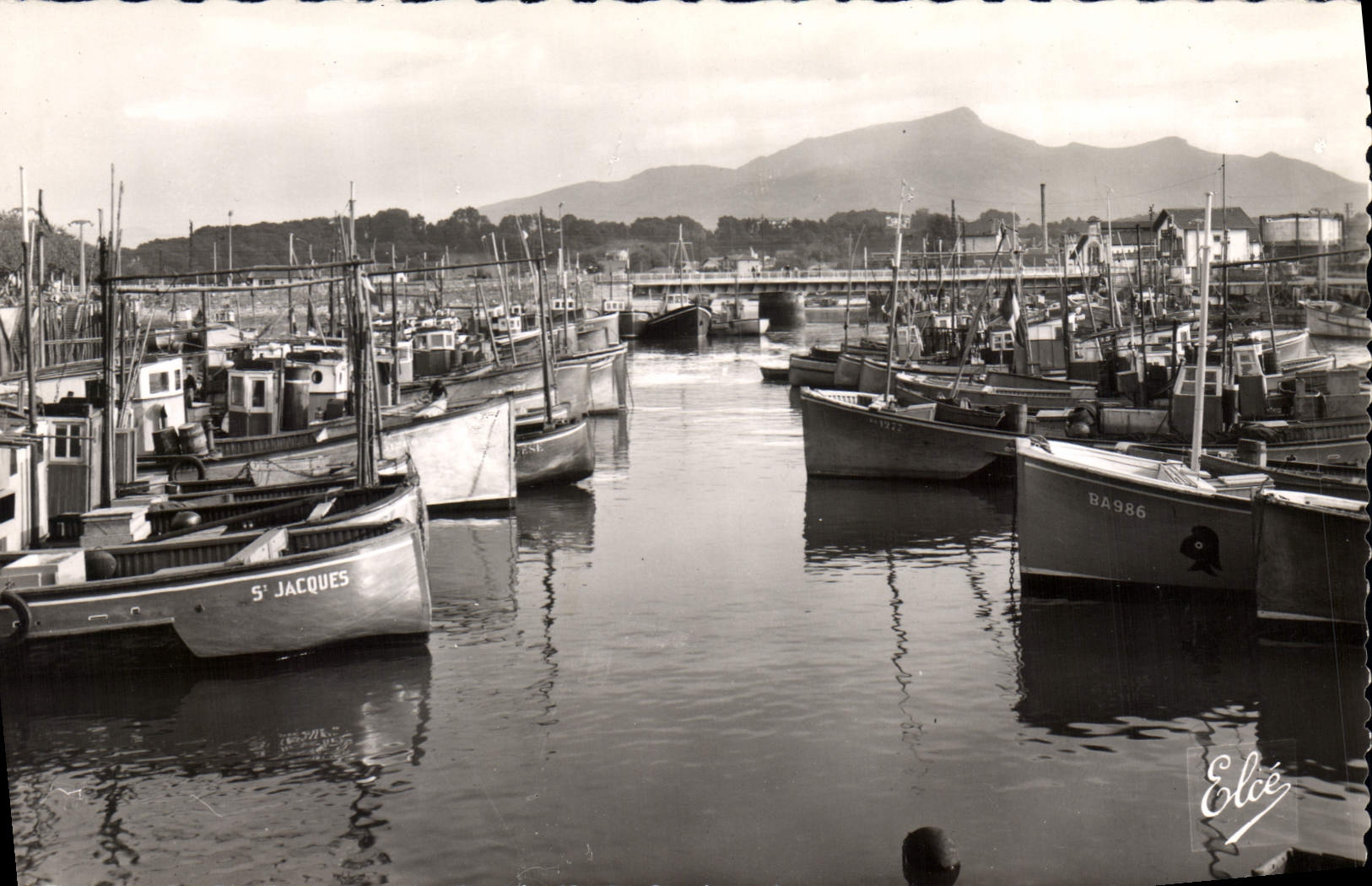 CPM Saint Jean de Luz Basses Pyr Le Port et au fond la Rhune Bateaux de peche
